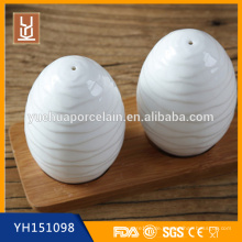 Heißer Verkauf runde Form weiße Farbe Küche Keramik-Cruet-Set mit Bambus-Rack
